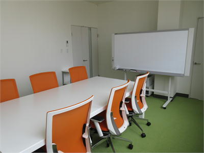 打合せ室は、可動式の壁で仕切られていて、使途に応じて、小部屋×2室でも、大部屋×1室でも使える機能的な設計です。