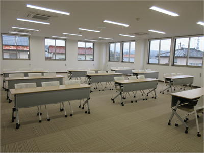 2階には、70人収容の大きな会議室があり、全社員が集まることができます。